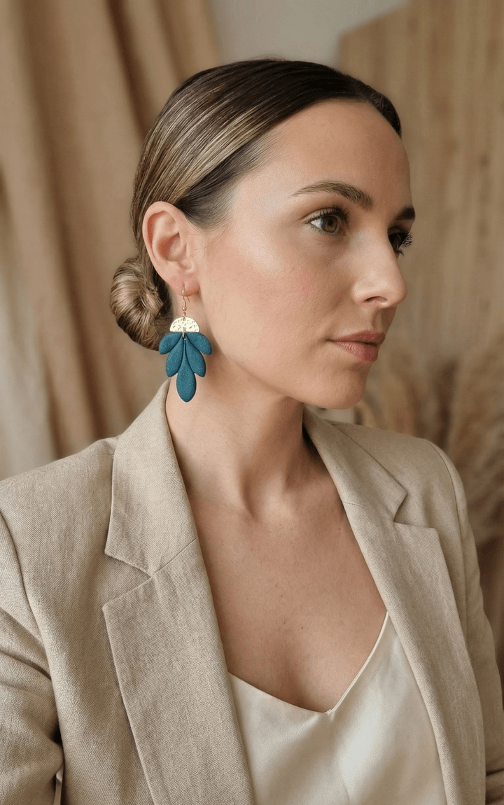 L'Émeraude Sauvage – Boucles d'oreilles feuillage Vert  et doré martelé
