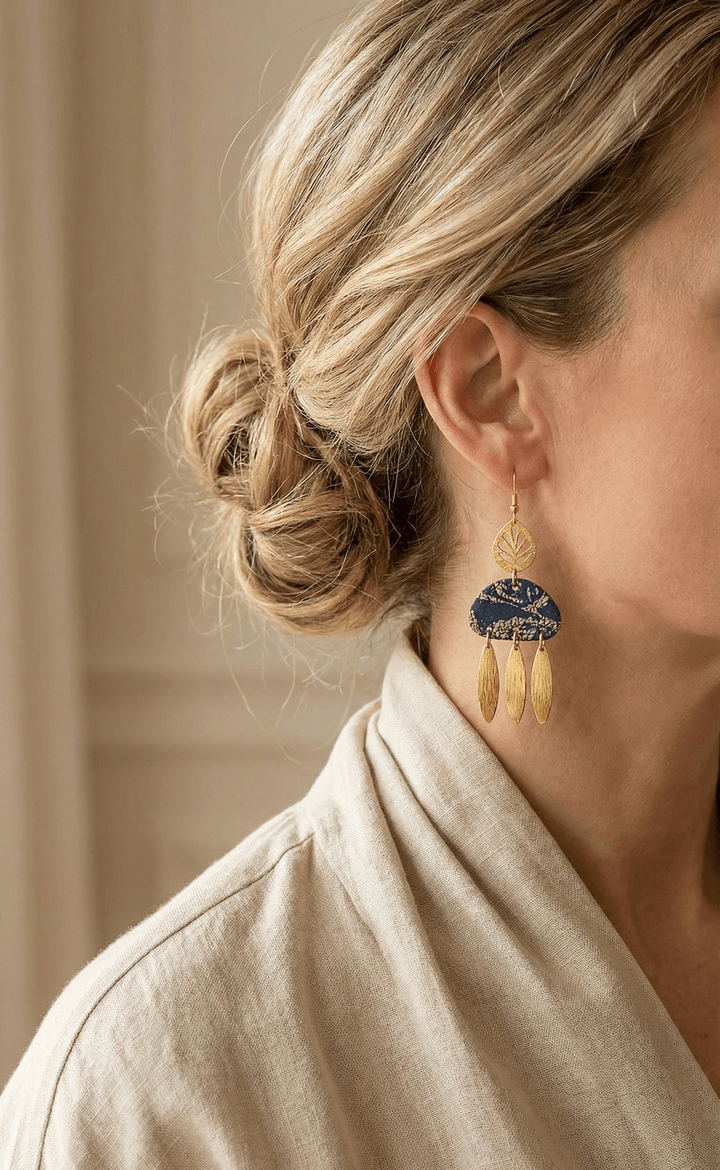 Lapis d'or – Boucles outremer  d'oreilles Bleu avec éclats de feuilles d'or et pétales dorées - Vue 2