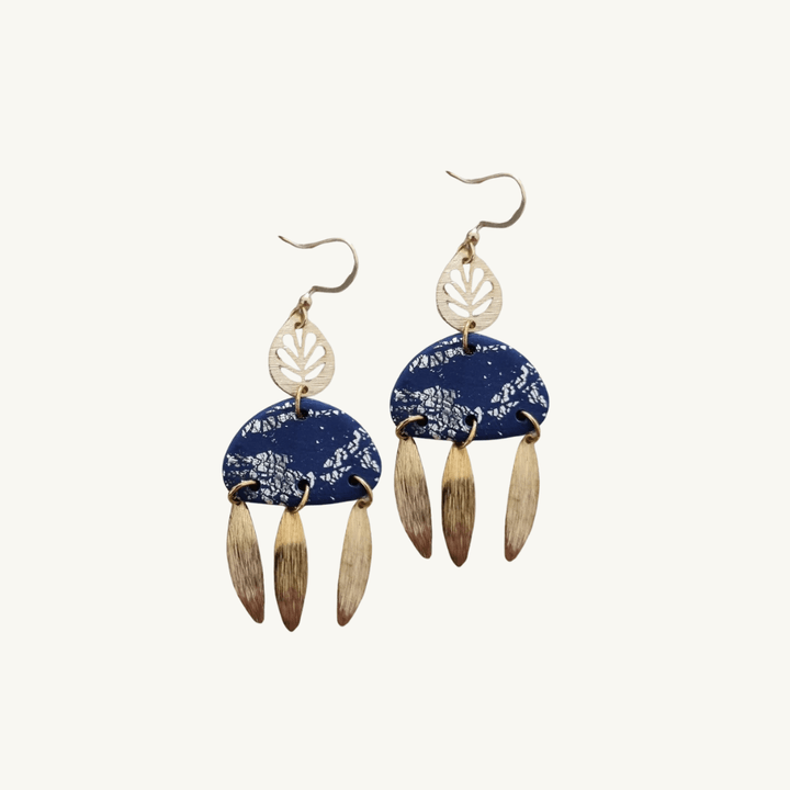 Lapis d'or – Boucles outremer  d'oreilles Bleu avec éclats de feuilles d'or et pétales dorées