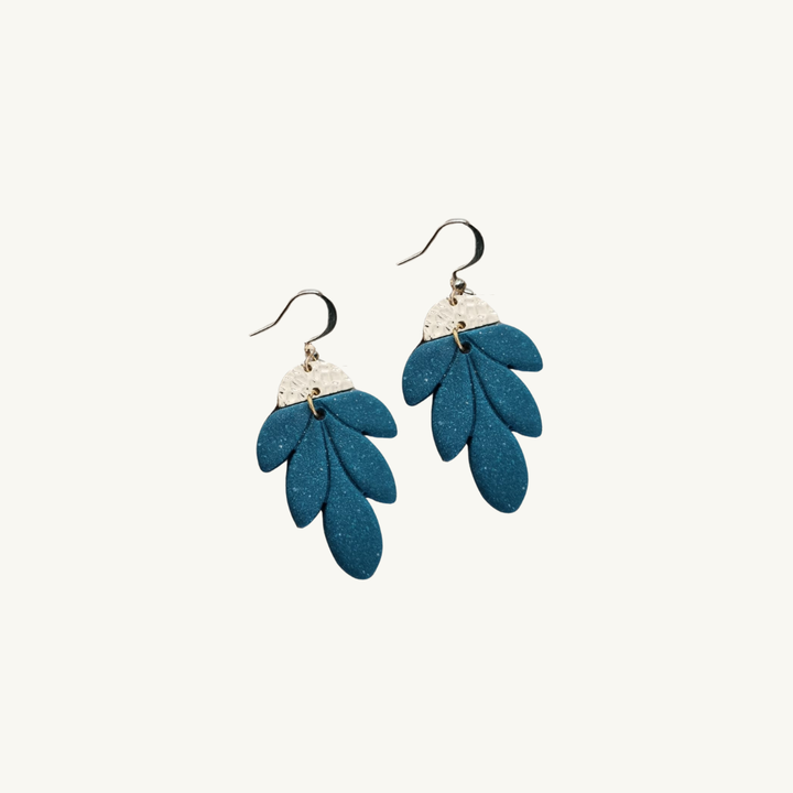 L'Émeraude Sauvage – Boucles d'oreilles feuillage Vert  et doré martelé