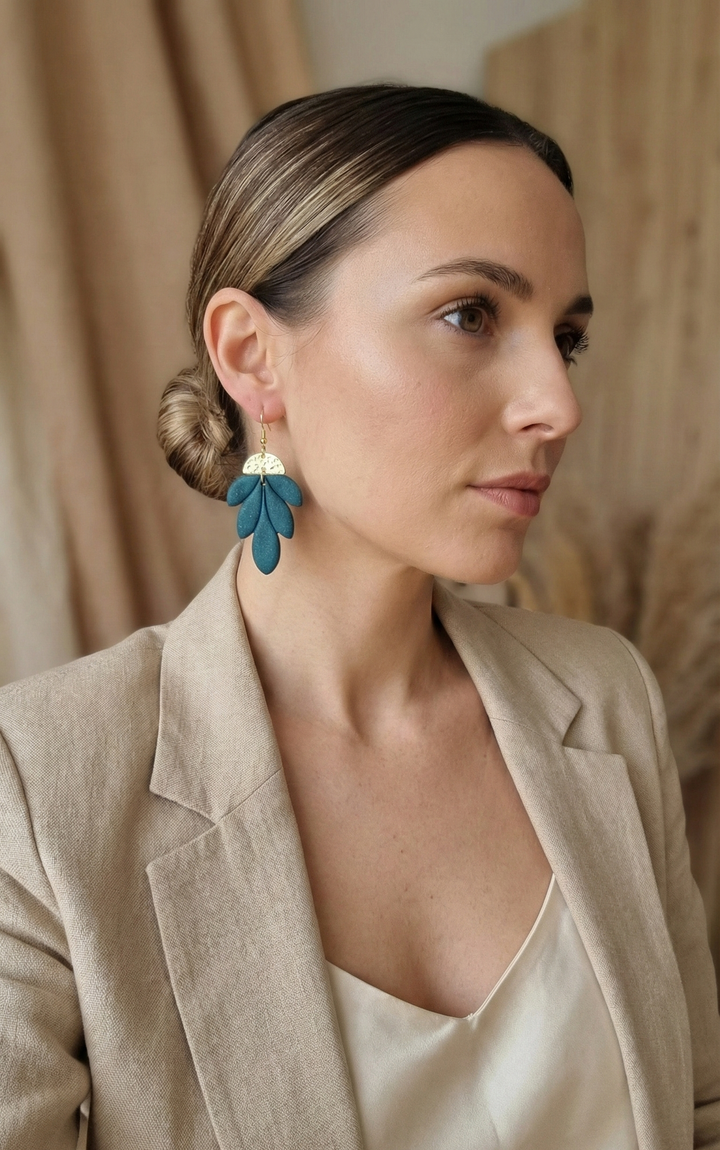 L'Émeraude Sauvage – Boucles d'oreilles feuillage Vert  et doré martelé - Vue 2