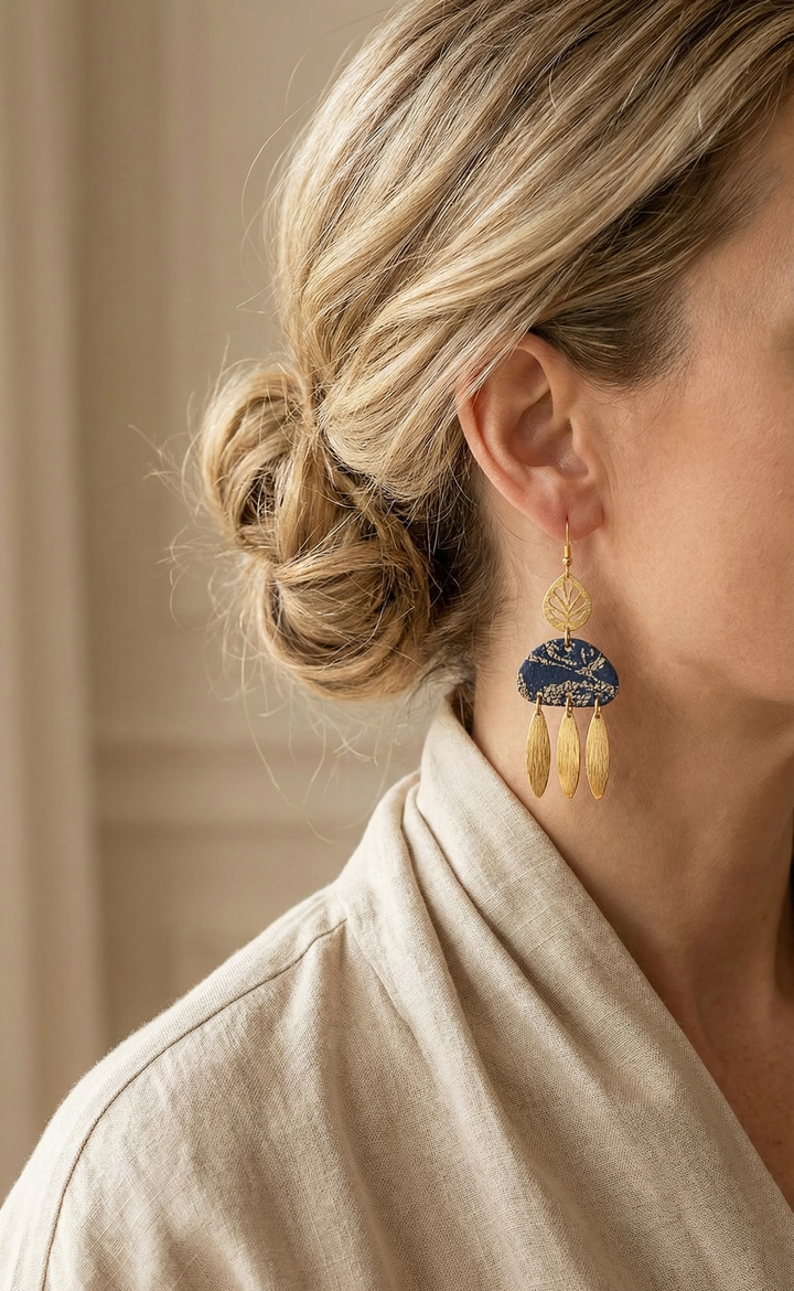 Lapis d'or – Boucles outremer  d'oreilles Bleu avec éclats de feuilles d'or et pétales dorées - Vue 2